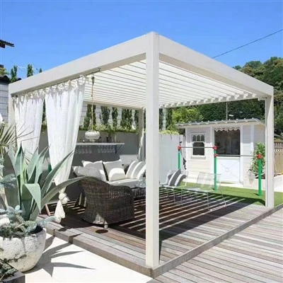 Pergola z metalową ramą i żaluzją elektryczną