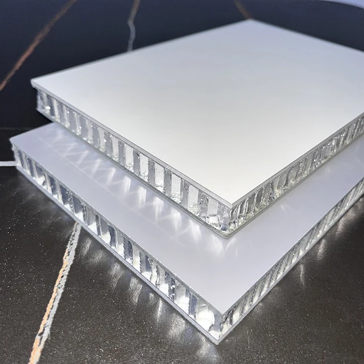 Ognioodporna kontrola numerów Tłoczenie kwiatów Metalowe kwadratowe sufity Okładziny Aluminiowy panel sufitowy Budynek biurowy