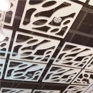 Sufit z kratką aluminiową