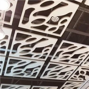Sufit z kratką aluminiową